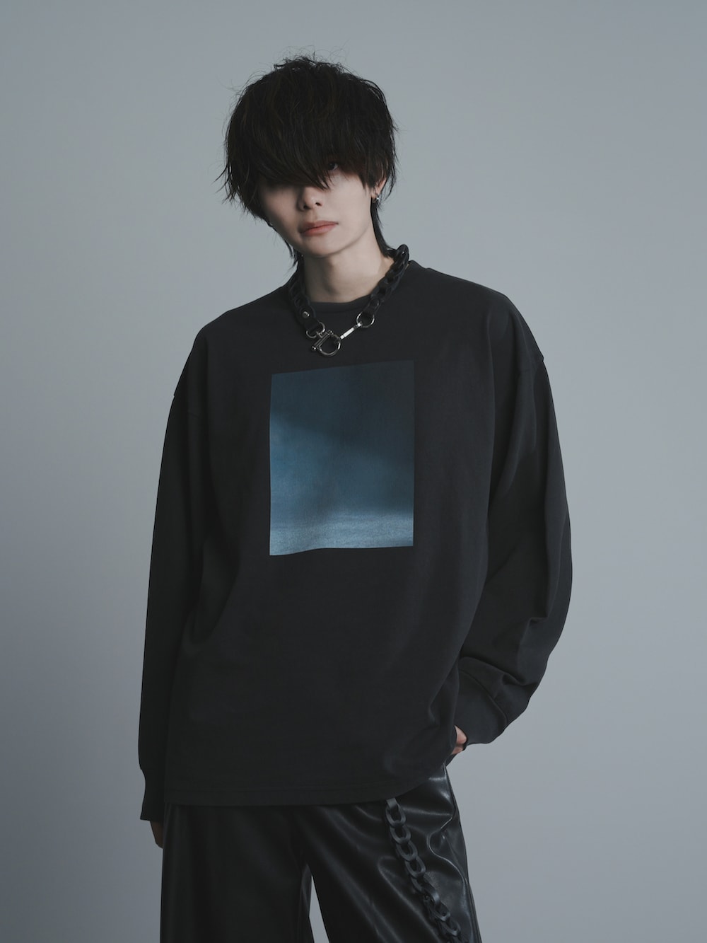 ブラック系のブーツ、ブラック系のTシャツ/カットソー、ブルー系のショルダーバッグを着用したメンズの夏コーディネートの3枚目の写真