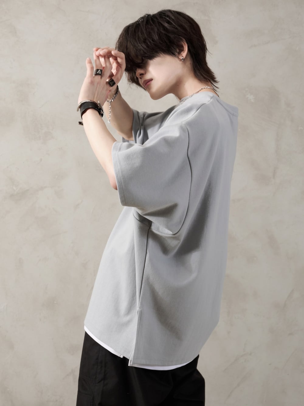 ブラック系のカーゴパンツ、ブラック系のショルダーバッグ、グレー系のTシャツ/カットソーを着用したメンズの夏コーディネートの3枚目の写真