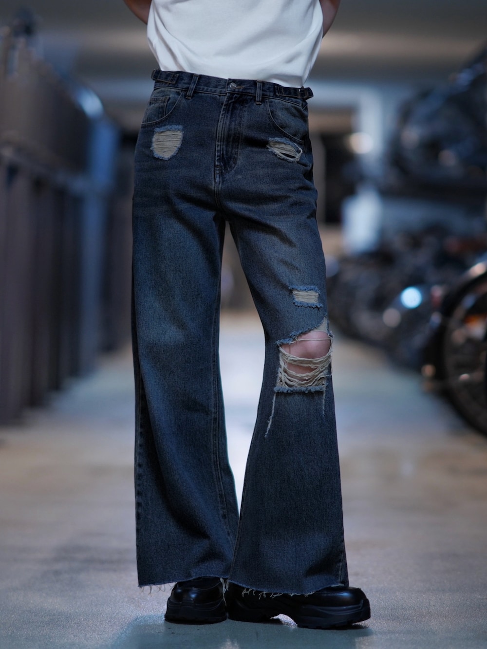 ブラック系のスニーカー、ブルー系のデニムパンツ、ホワイト系のTシャツ/カットソーを着用したメンズの春コーディネートの4枚目の写真