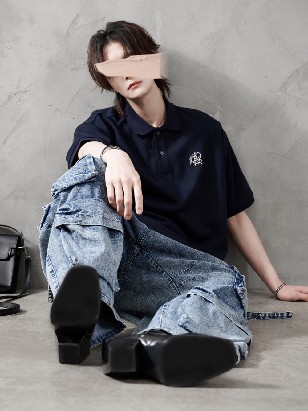 ホワイト系のタンクトップ、ブルー系のカーゴパンツ、ブラック系のブーツを着用したメンズの春コーディネートの5枚目の写真