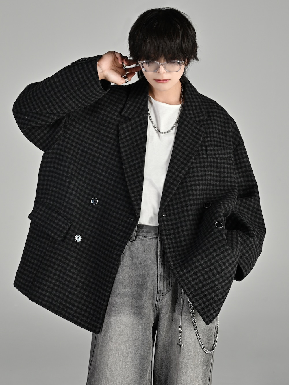 ブラック系のテーラードジャケット、ブラック系のスラックス、ブラック系のショルダーバッグを着用したメンズの秋コーディネートの2枚目の写真