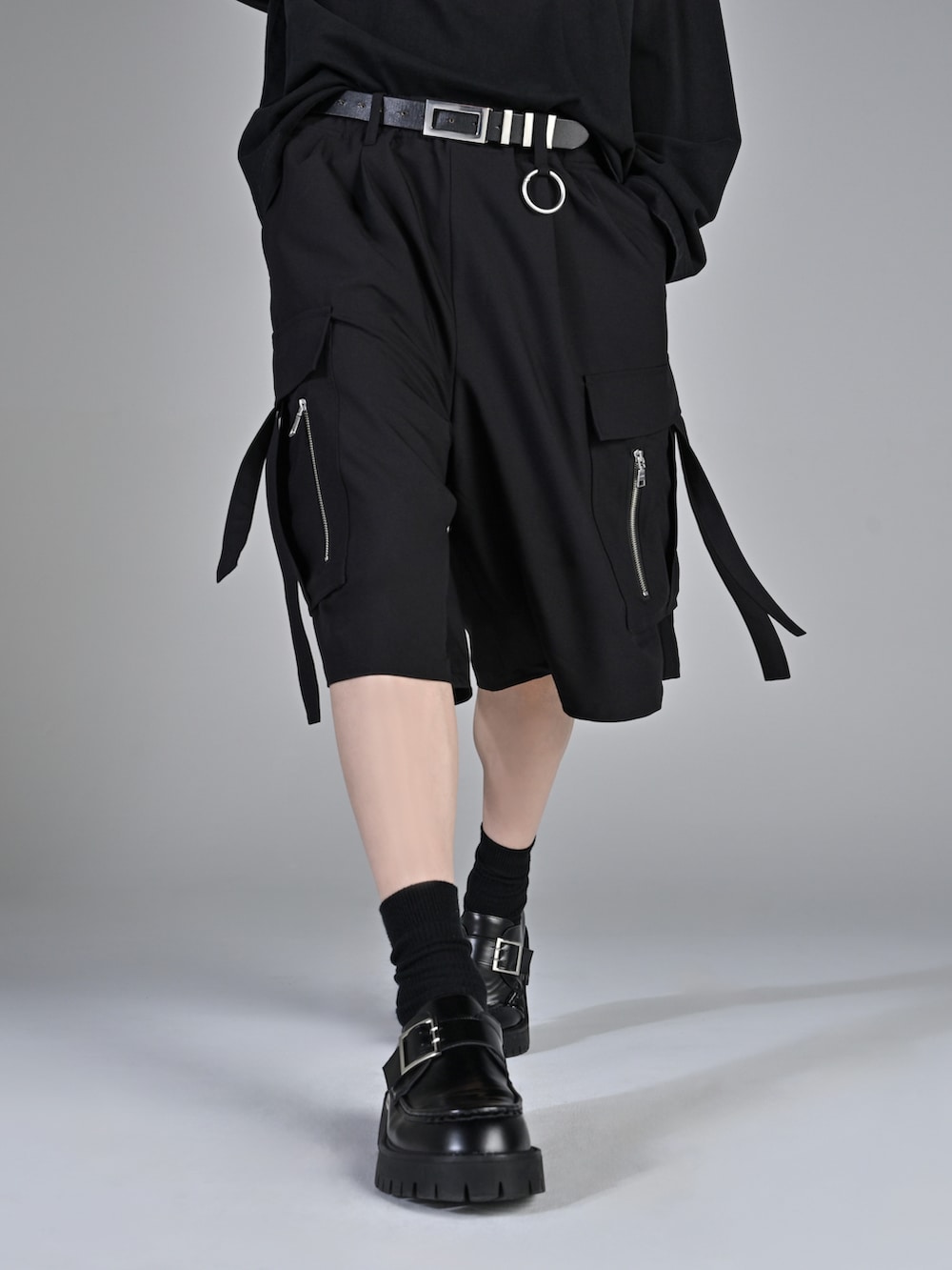 ブラック系のTシャツ/カットソー、ブラック系のスラックス、ブラック系のローファーを着用したメンズの春コーディネートの3枚目の写真