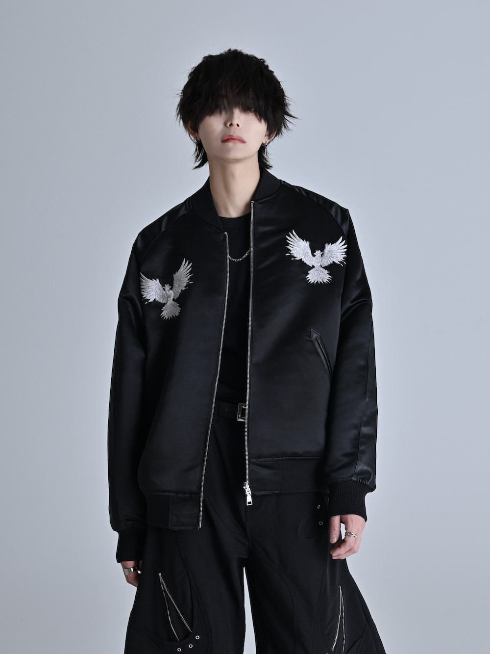 ブラック系のブーツ、ブラック系のスカジャン、ブラック系のカーゴパンツを着用したメンズの冬コーディネートの2枚目の写真