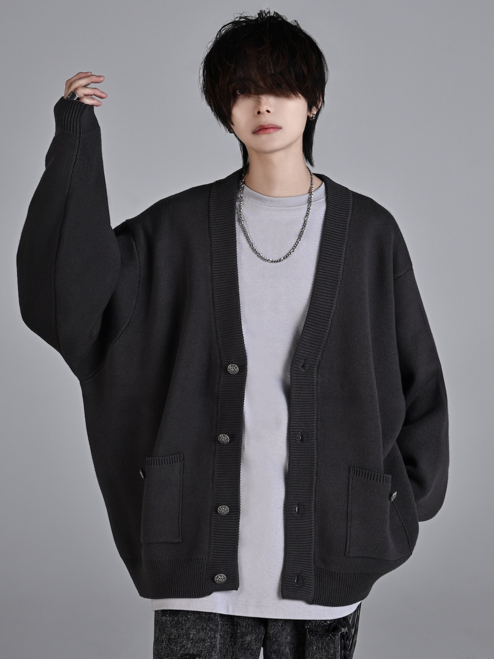 ブラック系のデニムパンツ、ブラック系のスニーカー、ブラック系のショルダーバッグを着用したメンズの秋コーディネートの5枚目の写真