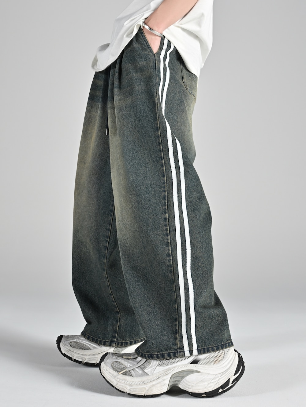 レッド系のタンクトップ、ブラック系のブーツ、ブラック系のシャツ/ブラウスを着用したメンズの夏コーディネートの4枚目の写真