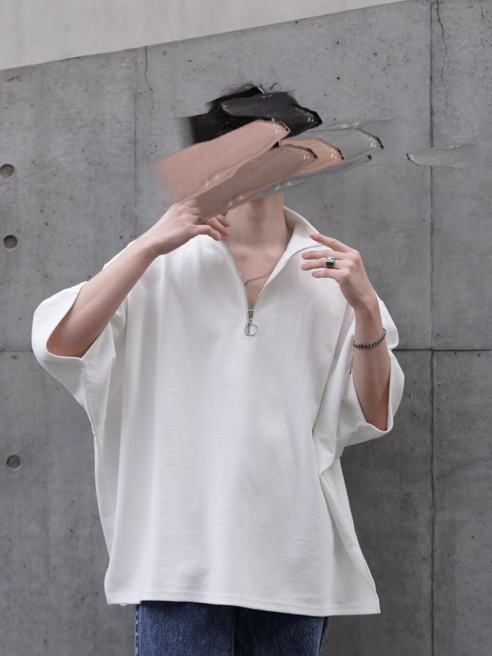 ブラック系のショルダーバッグ、ブルー系のデニムパンツ、ブラック系のブーツを着用したメンズの春コーディネートの2枚目の写真