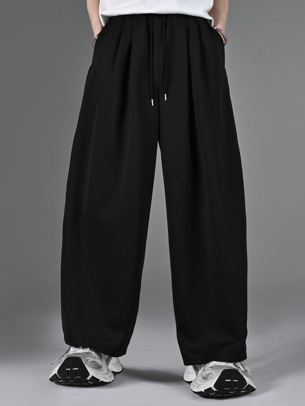 ホワイト系のスニーカー、グレー系のタンクトップ、ブルー系のデニムジャケットを着用したメンズの冬コーディネートの4枚目の写真