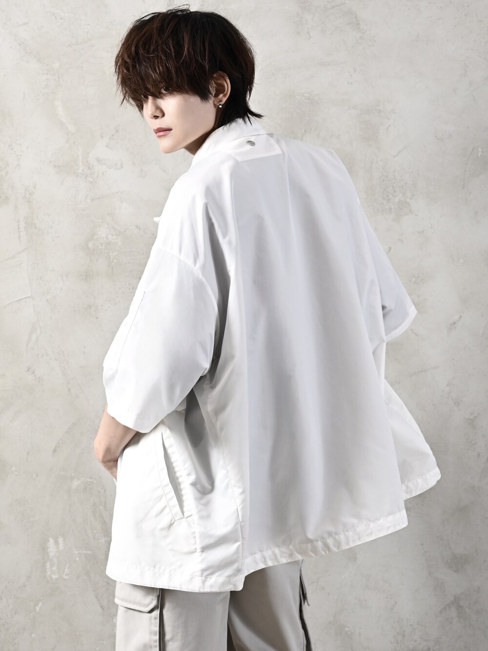 ブラック系のTシャツ/カットソー、ホワイト系のシャツ/ブラウス、ブラック系のサンダルを着用したメンズの夏コーディネートの5枚目の写真