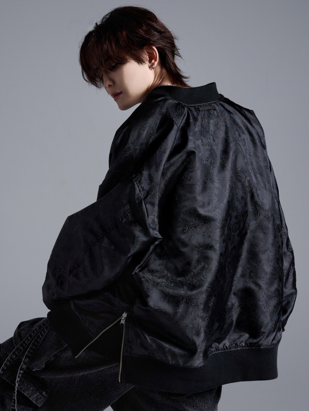 ブラック系のタンクトップ、ブラック系のMA-1、ブラック系のブーツを着用したメンズの冬コーディネートの5枚目の写真