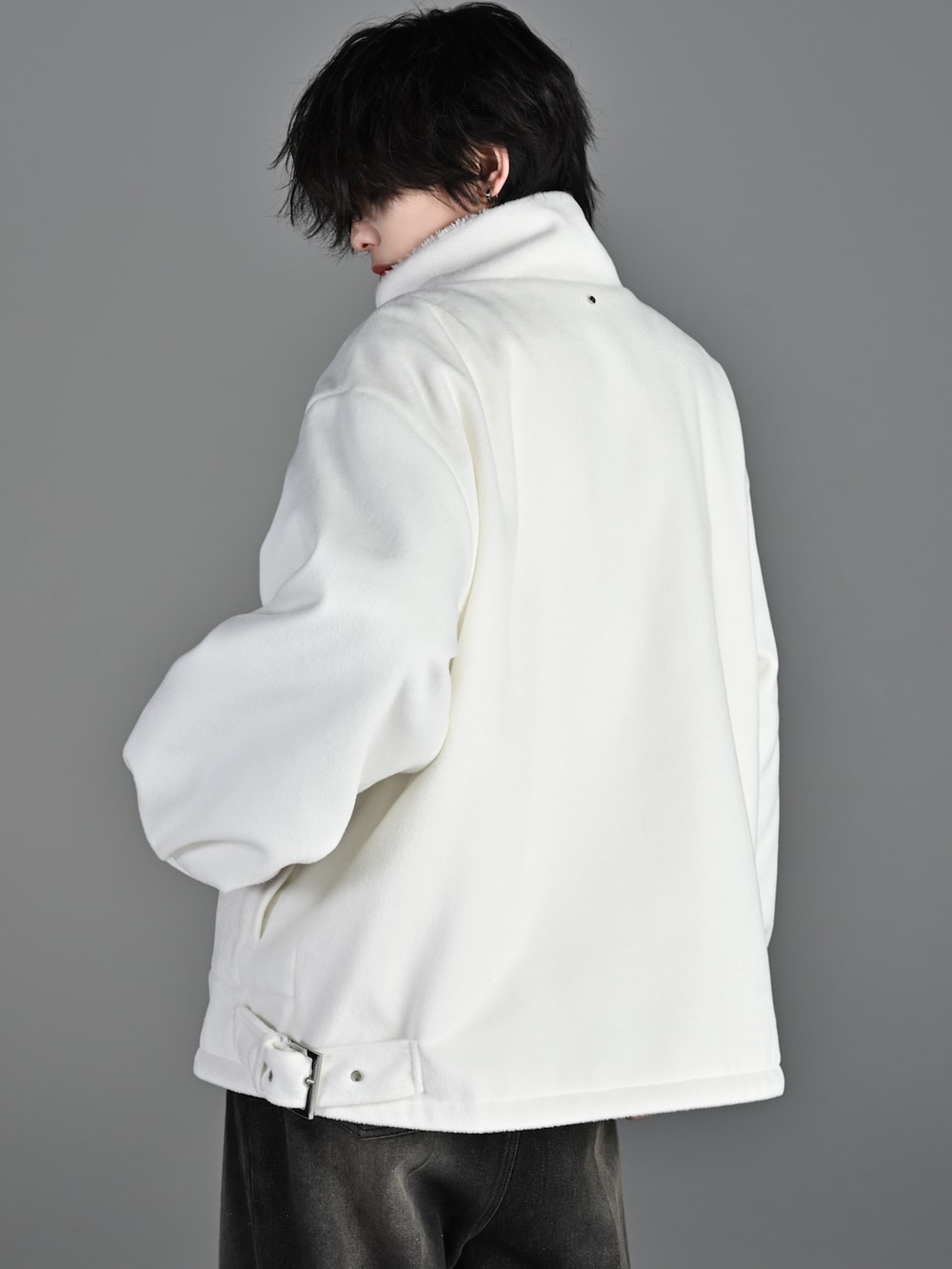 ブラック系のその他パンツ、ブラック系のブーツ、ホワイト系のブルゾンを着用したメンズの冬コーディネートの4枚目の写真