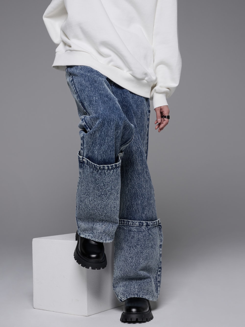 ブラック系のデニムパンツ、ブルー系のデニムパンツ、ホワイト系のスウェットを着用したメンズの冬コーディネートの3枚目の写真