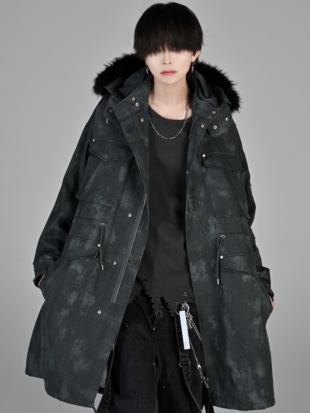 ブラック系のデニムパンツ、グレー系のTシャツ/カットソー、グレー系のモッズコートを着用したメンズの秋コーディネートの2枚目の写真