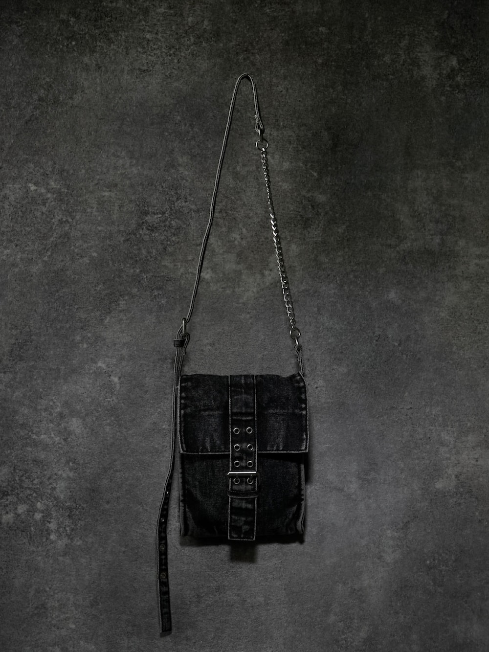 ブラック系のシャツ/ブラウス、ブラック系のカーゴパンツ、ブラック系のショルダーバッグを着用したメンズの冬コーディネートの4枚目の写真