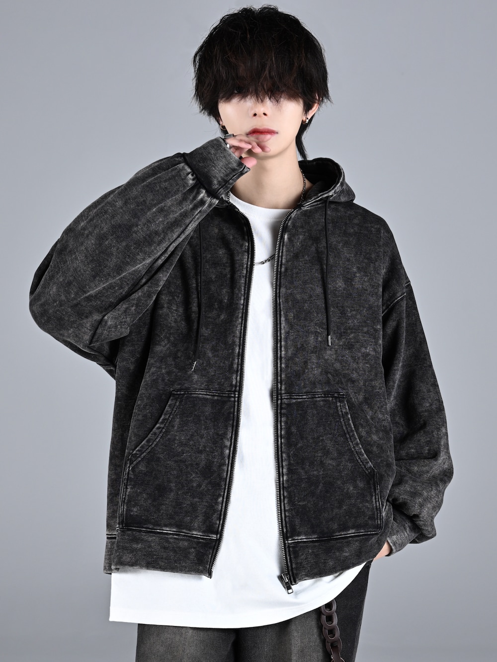犬飼京 inukai keiさんの「extra quality wide flare pants/エクストラクオリティワイドフレアパンツ（ADRER）」を使ったコーディネートの4枚目の写真