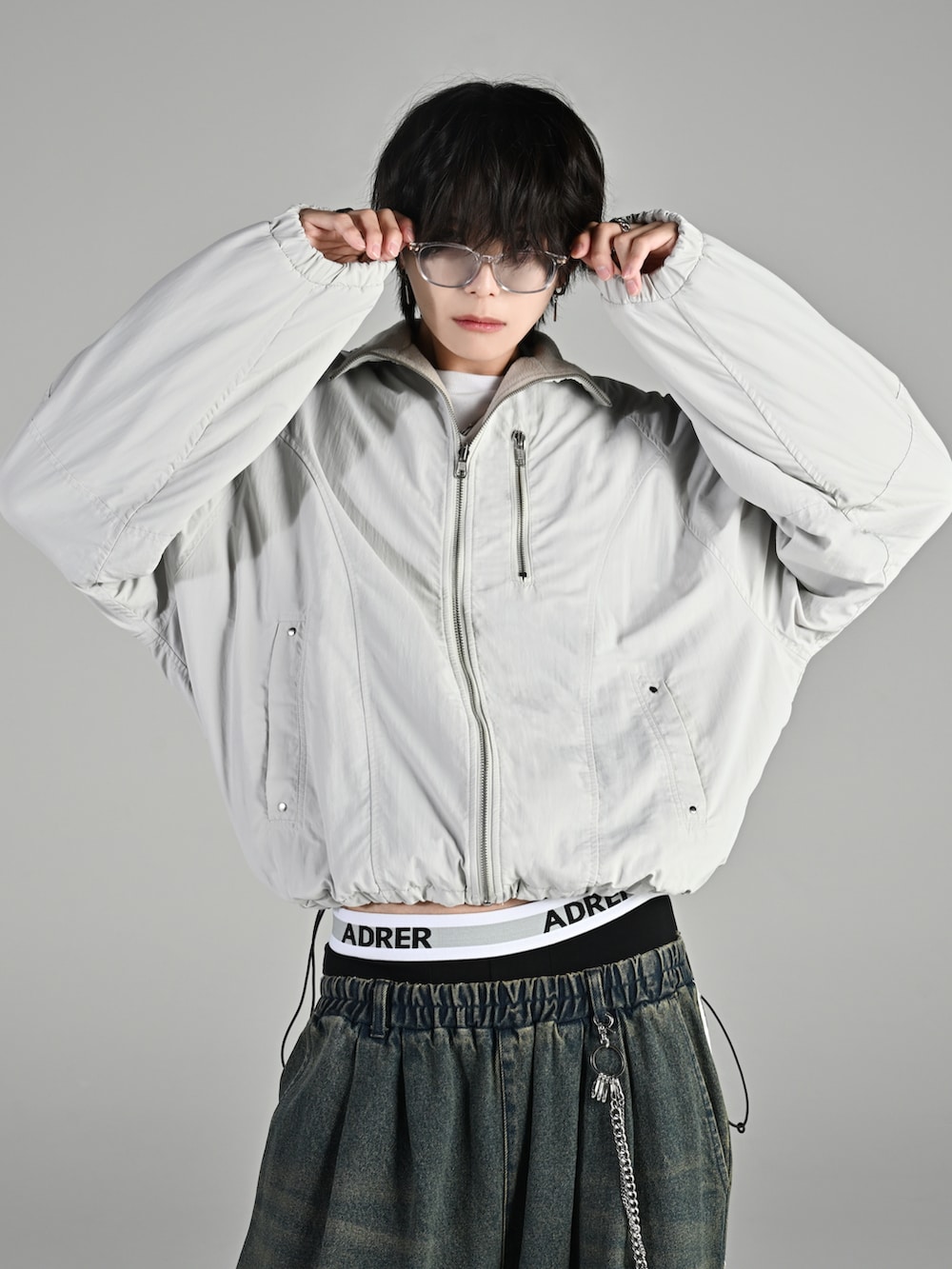 ホワイト系のブルゾン、ブルー系のその他パンツ、ホワイト系のスニーカーを着用したメンズの秋コーディネートの2枚目の写真