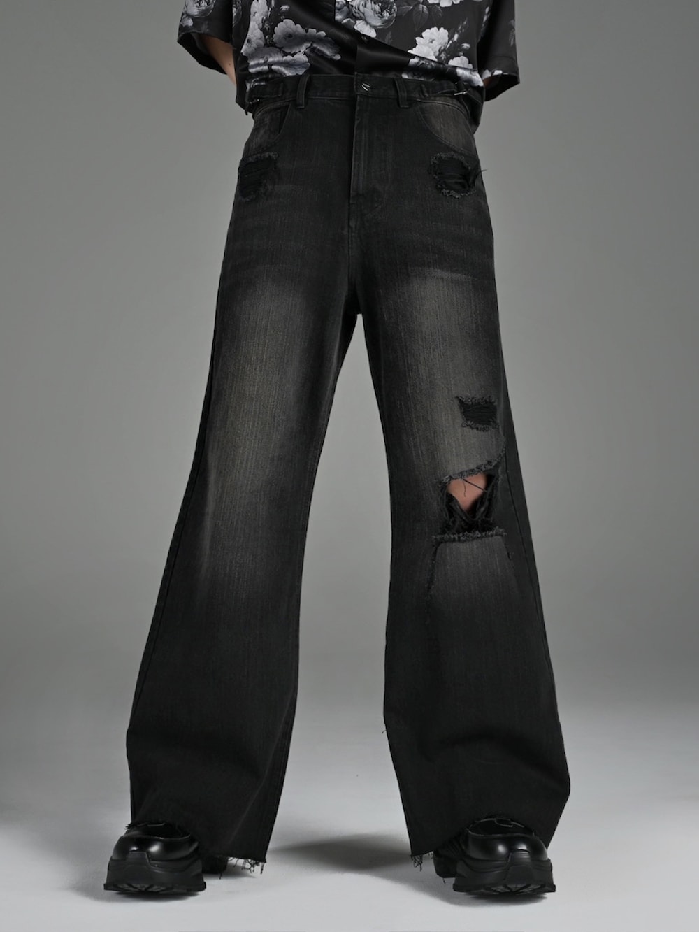 ブラック系のスニーカー、ブラック系のショルダーバッグ、グレー系のTシャツ/カットソーを着用したメンズの春コーディネートの4枚目の写真