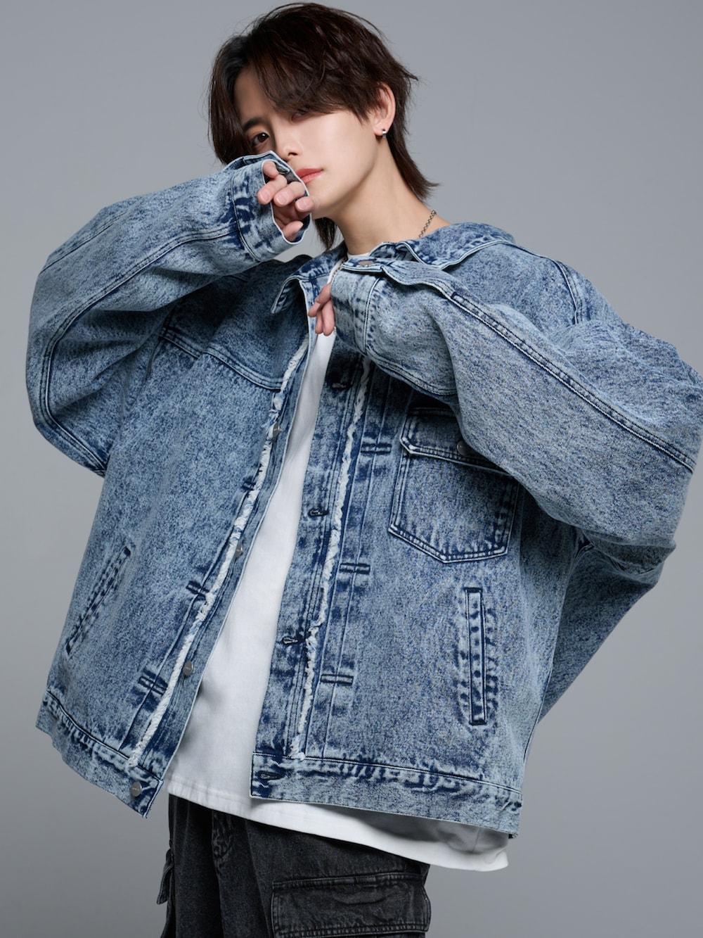 ホワイト系のTシャツ/カットソー、ブルー系のデニムジャケット、ブラック系のブーツを着用したメンズの冬コーディネートの2枚目の写真