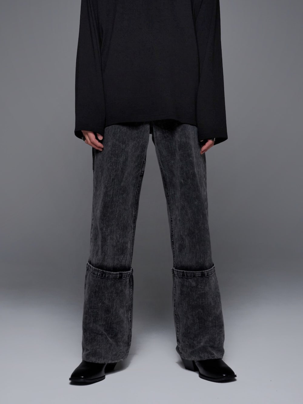 ブラック系のブーツ、ブラック系のスタジャン、ブラック系のパーカーを着用したメンズの夏コーディネートの4枚目の写真