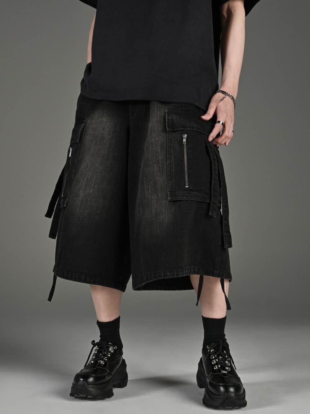 ブラック系のシャツ/ブラウス、ブルー系のタンクトップ、ブラック系のその他パンツを着用したメンズの夏コーディネートの4枚目の写真