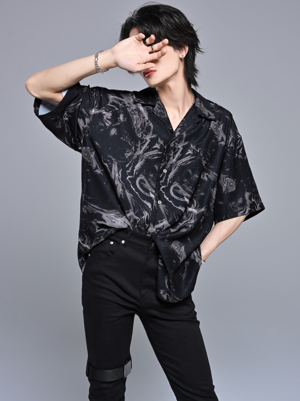 ブラック系のその他パンツ、ブラック系のブーツ、ブラック系のシャツ/ブラウスを着用したメンズの春コーディネートの3枚目の写真