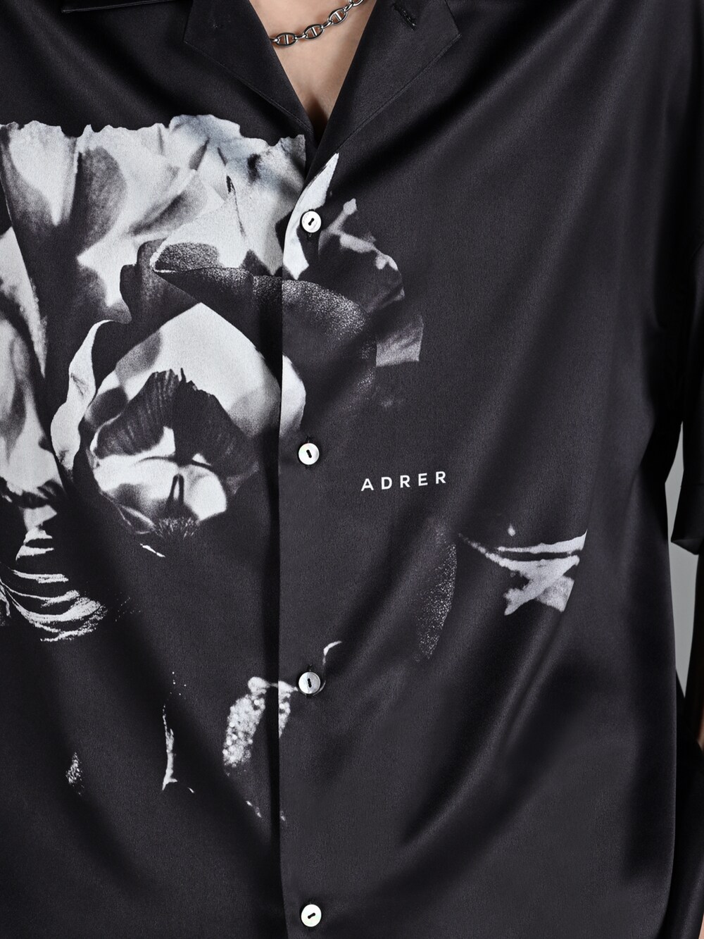 ブラック系のサンダル、ブラック系のシャツ/ブラウス、ブルー系のその他パンツを着用したメンズの夏コーディネートの2枚目の写真