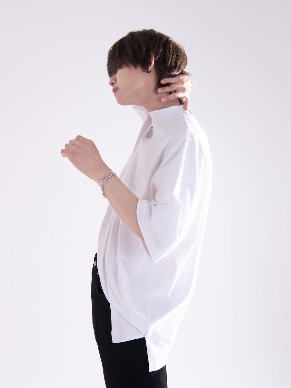 ホワイト系のデニムパンツ、ブラック系のスニーカー、ブラック系のTシャツ/カットソーを着用したメンズの春コーディネートの2枚目の写真