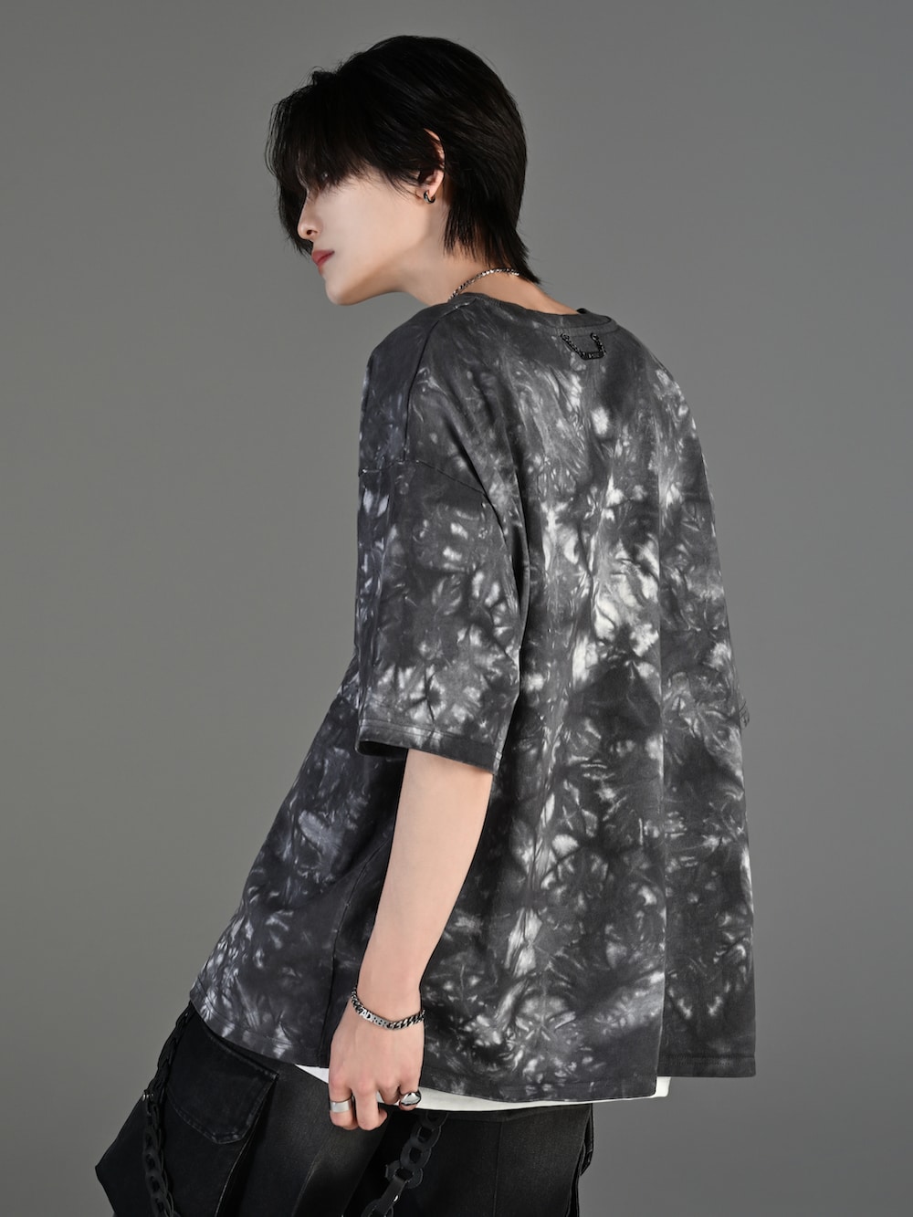 ブラック系のカーゴパンツ、ブラック系のスニーカー、ブラック系のショルダーバッグを着用したメンズの春コーディネートの4枚目の写真