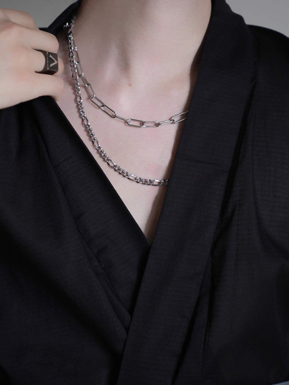 ブラック系のブレスレット、シルバー系のバングル/リストバンド、ブラック系のボクサーパンツを着用したメンズの夏コーディネートの5枚目の写真