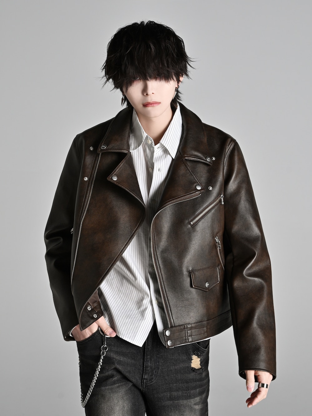 ホワイト系のシャツ/ブラウス、ブラウン系のブルゾン、ブラック系のローファーを着用したメンズの冬コーディネートの2枚目の写真