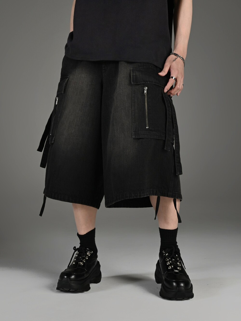 ホワイト系のスニーカー、ブルー系のタンクトップ、ブラック系のシャツ/ブラウスを着用したメンズの春コーディネートの3枚目の写真