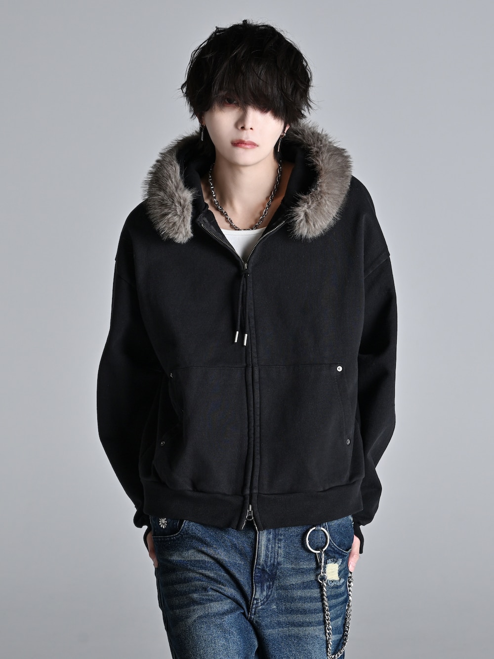 ブラック系のブーツ、ブラック系のショルダーバッグ、ブラック系のデニムパンツを着用したメンズの冬コーディネートの3枚目の写真