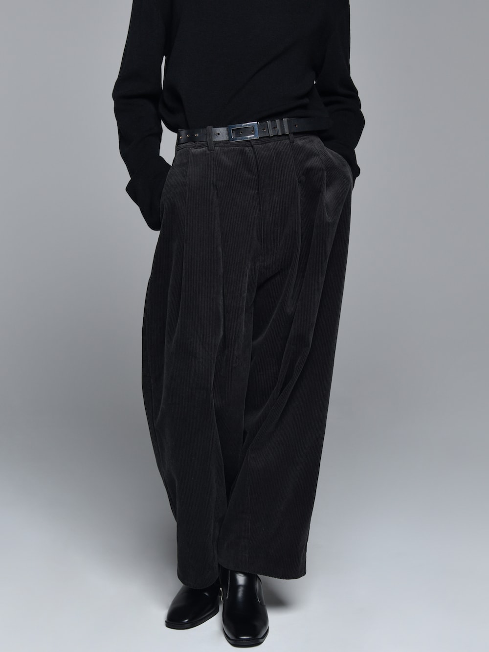 ブラック系のブーツ、ブラック系のテーラードジャケット、ブラック系のその他パンツを着用したメンズの秋コーディネートの4枚目の写真