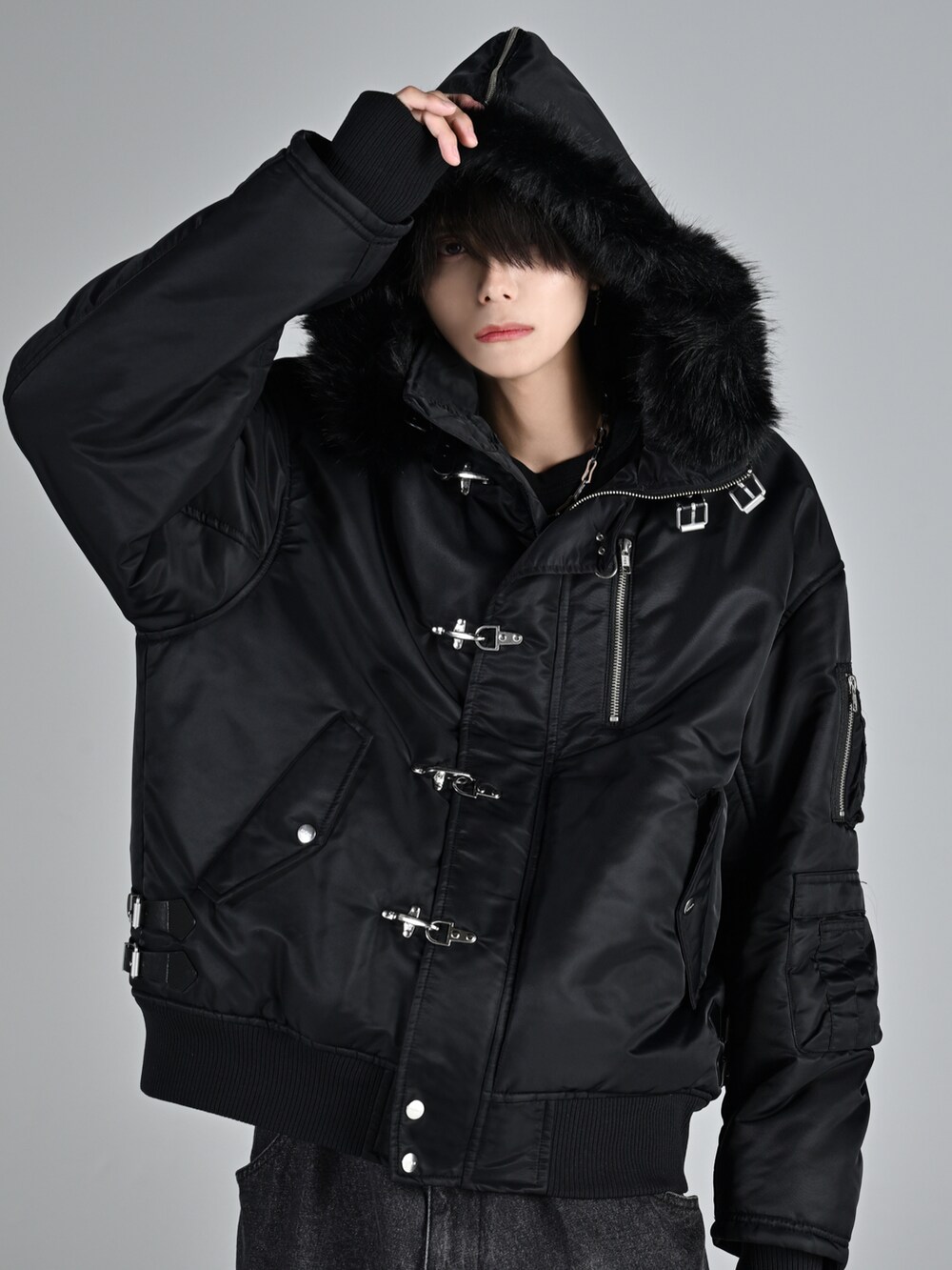 ブラック系のブルゾン、ブラック系のデニムパンツ、ブラック系のショルダーバッグを着用したメンズの秋コーディネートの2枚目の写真