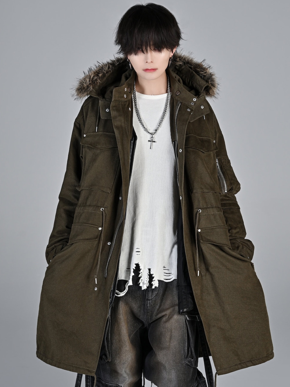 ベージュ系のブーツ、ブラック系のカーゴパンツ、ホワイト系のTシャツ/カットソーを着用したメンズの秋コーディネートの2枚目の写真