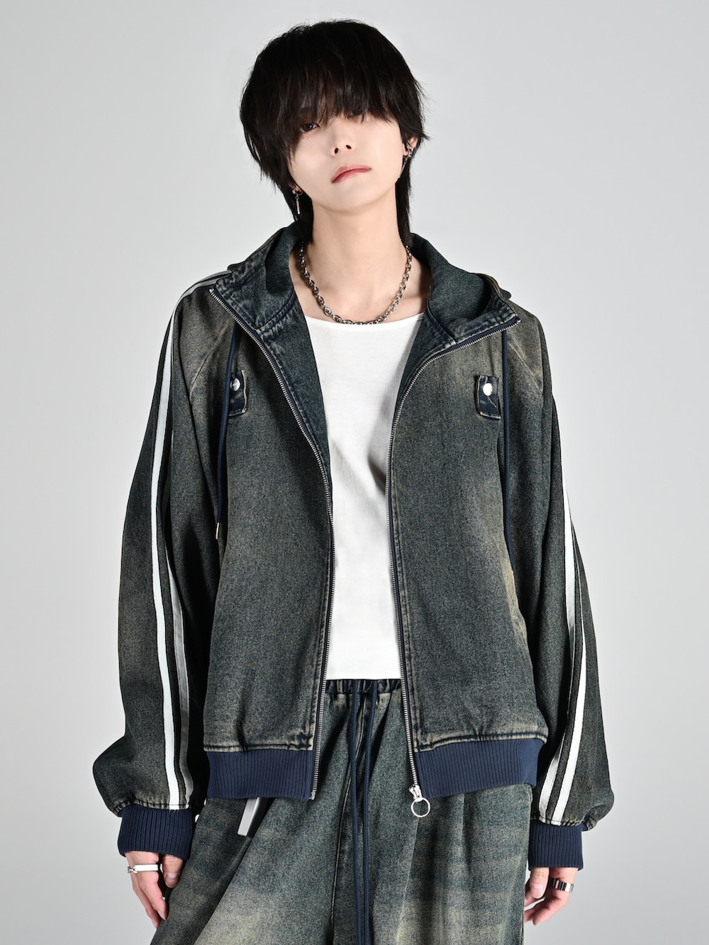 グレー系のタンクトップ、ブラック系のカーゴパンツ、ブラック系のスニーカーを着用したメンズの夏コーディネートの3枚目の写真