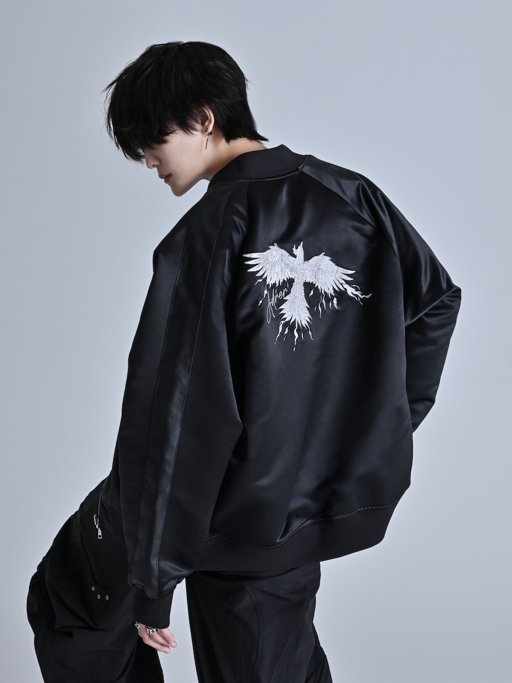 ブラック系のブーツ、ブラック系のスカジャン、ブラック系のカーゴパンツを着用したメンズの冬コーディネートの3枚目の写真