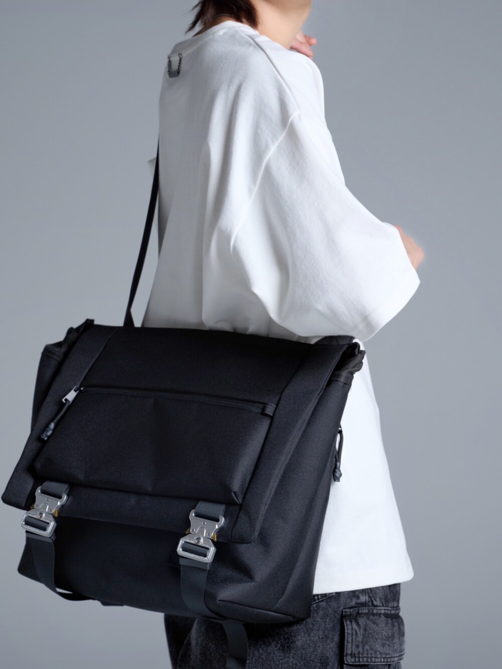 ブラック系のカーゴパンツ、ブラック系のスニーカー、ホワイト系のTシャツ/カットソーを着用したメンズの春コーディネートの5枚目の写真