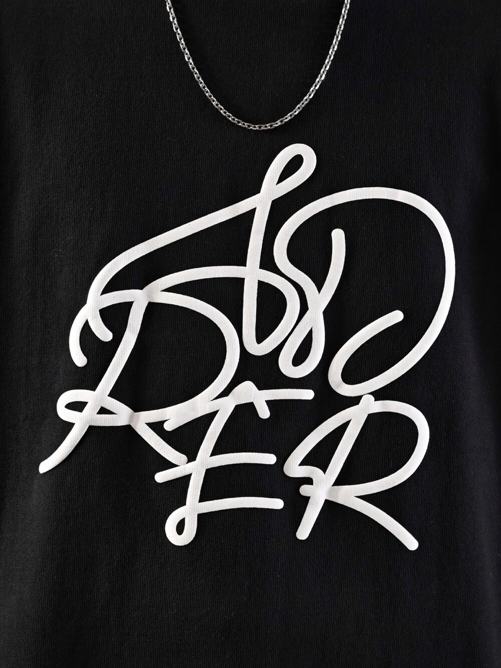 ブラック系のブーツ、ブラック系のショルダーバッグ、ブラック系のTシャツ/カットソーを着用したメンズの春コーディネートの2枚目の写真