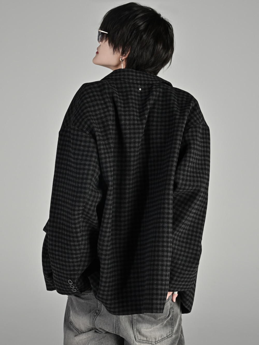 ブラック系のテーラードジャケット、グレー系のデニムパンツ、ブラック系のローファーを着用したメンズの秋コーディネートの4枚目の写真