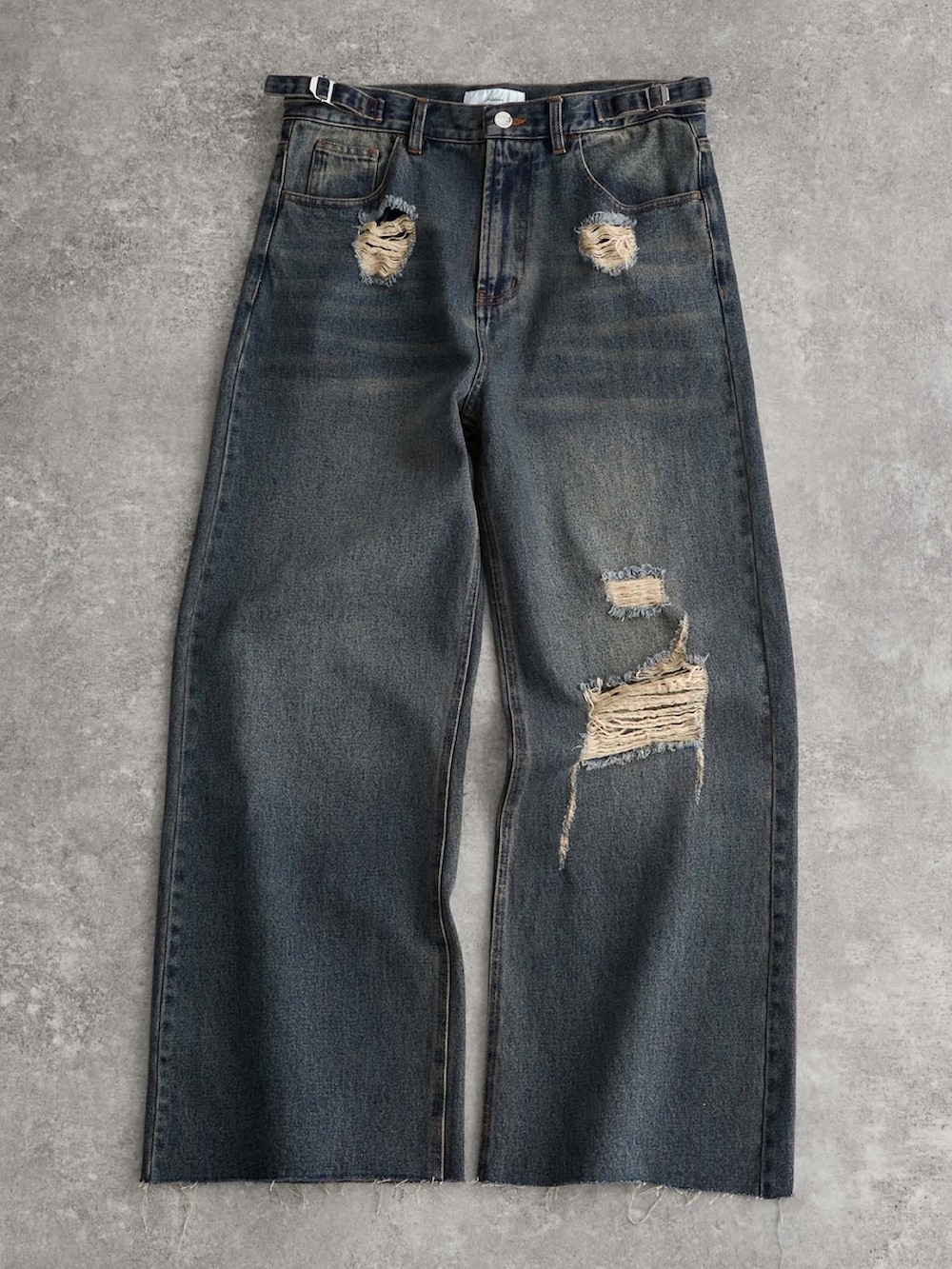 ブラック系のスニーカー、ブラック系のショルダーバッグ、ブラック系のシャツ/ブラウスを着用したメンズの春コーディネートの4枚目の写真