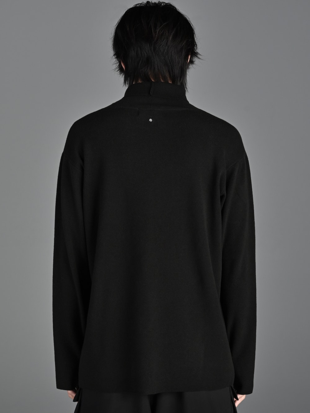 ブラック系のボディバッグ/ウエストポーチ、ブラック系のブーツ、ブラック系のパンツを着用したメンズの冬コーディネートの5枚目の写真