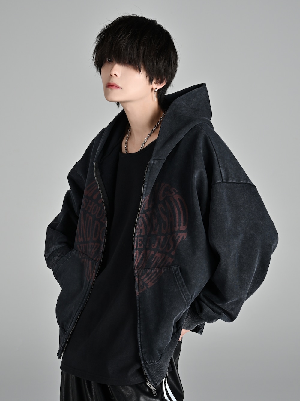 レッド系のタンクトップ、ブラック系のその他パンツ、ブラック系のスニーカーを着用したメンズの秋コーディネートの4枚目の写真