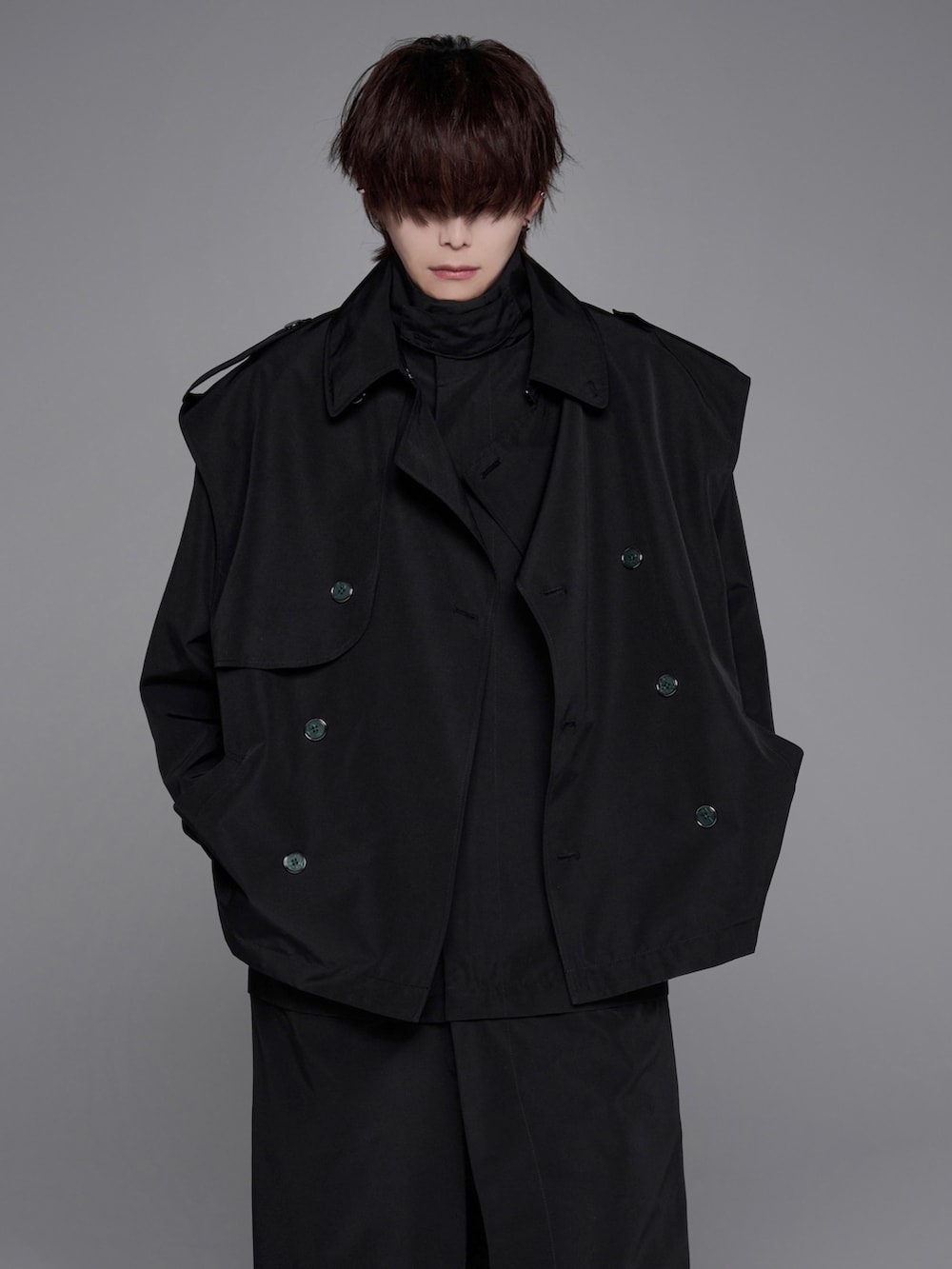 ブラック系のニット/セーター、ブラック系のトレンチコート、ブラック系のリングを着用したメンズの冬コーディネートの4枚目の写真