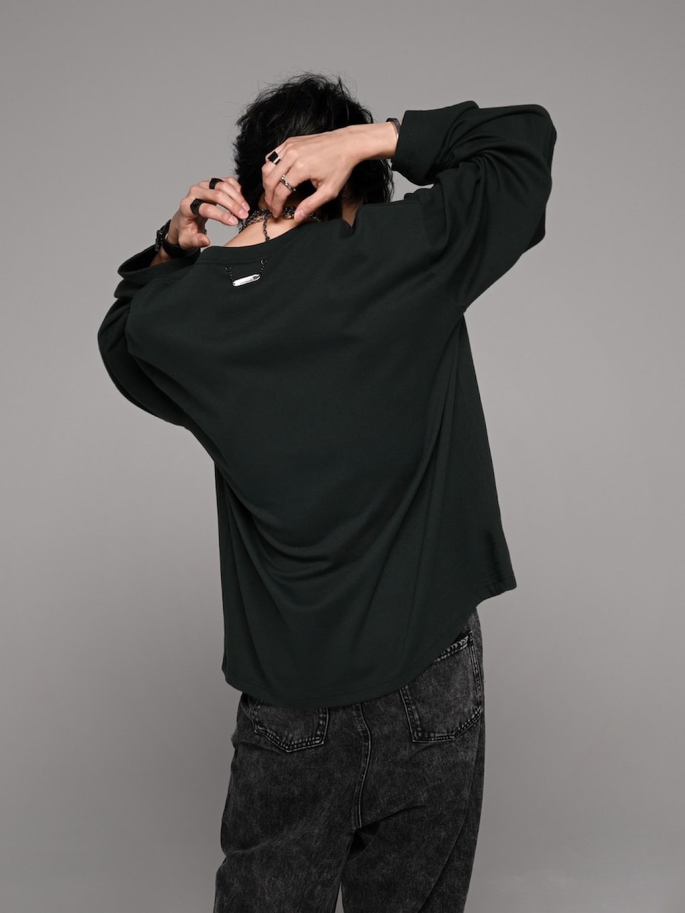 ブラック系のデニムパンツ、ホワイト系のスニーカー、グリーン系のTシャツ/カットソーを着用したメンズの夏コーディネートの5枚目の写真