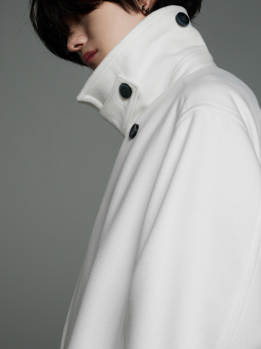 ブラック系のデニムパンツ、ホワイト系のその他アウター、ブラック系のリングを着用したメンズの秋コーディネートの4枚目の写真