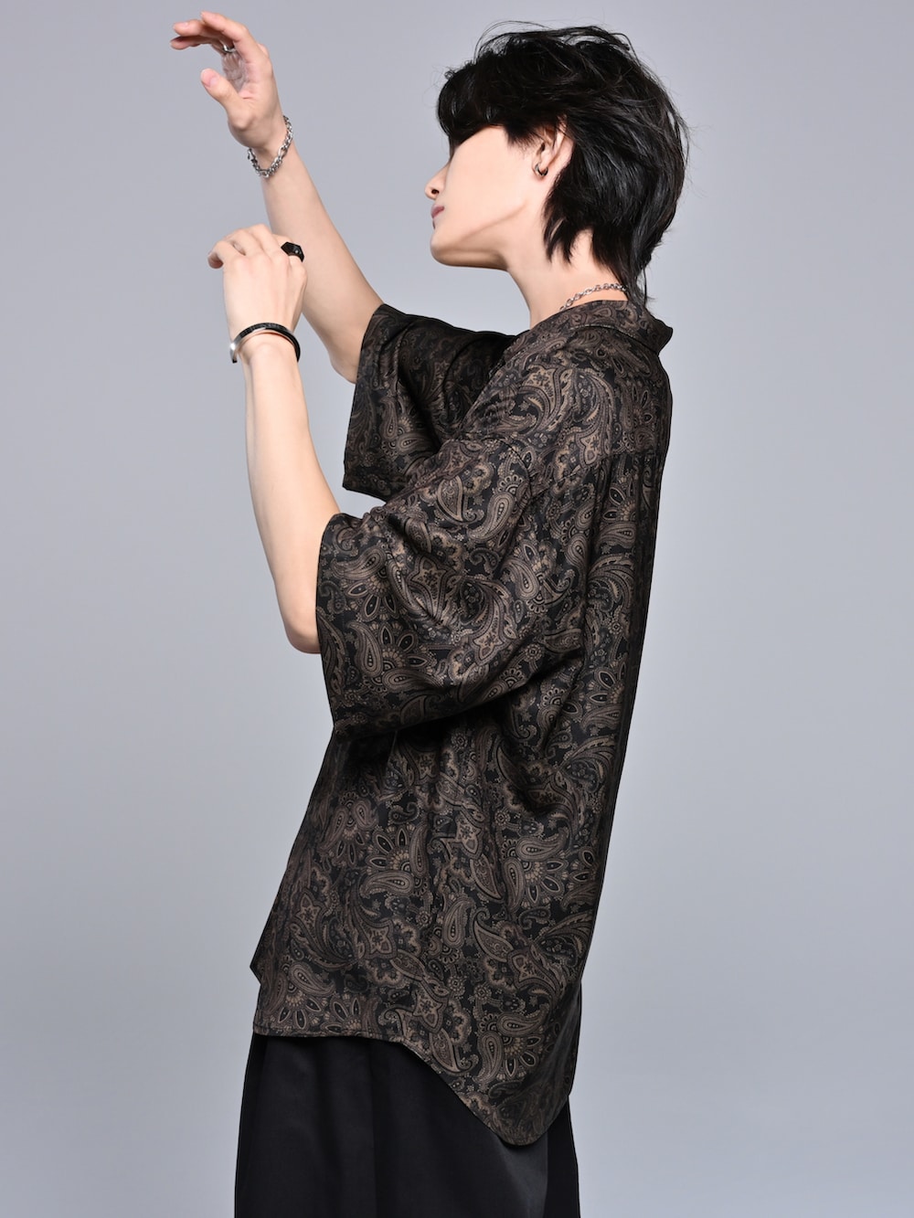 ブラック系のスラックス、ブラック系のブーツ、ブラック系のシャツ/ブラウスを着用したメンズの春コーディネートの3枚目の写真