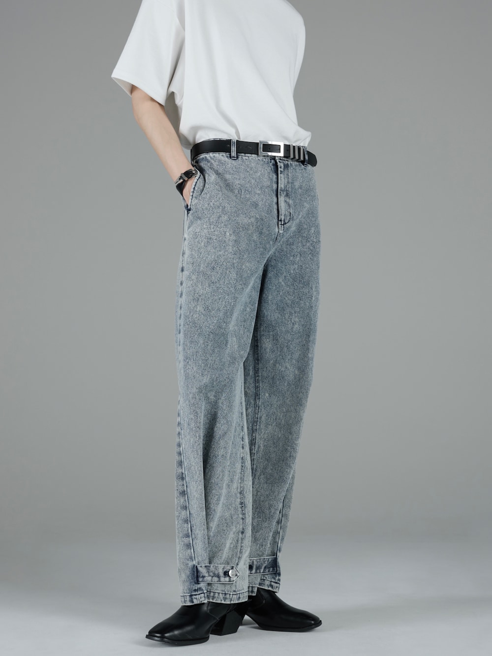 ホワイト系のTシャツ/カットソー、ブラック系のスニーカー、ブルー系のその他パンツを着用したメンズの夏コーディネートの4枚目の写真