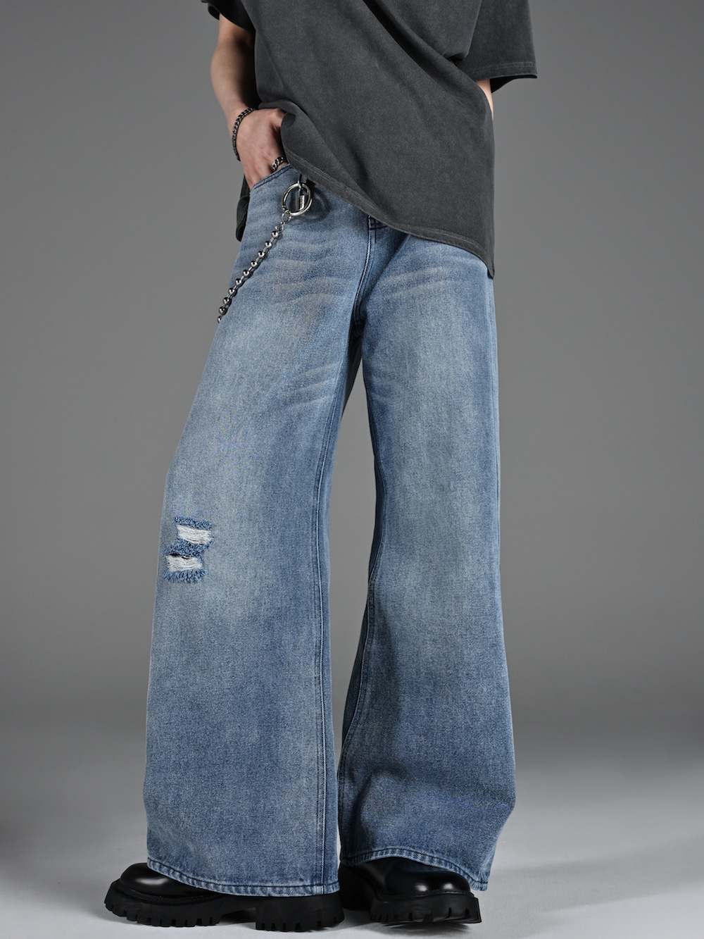 ブラック系のブーツ、ブラック系のショルダーバッグ、グレー系のTシャツ/カットソーを着用したメンズの春コーディネートの3枚目の写真