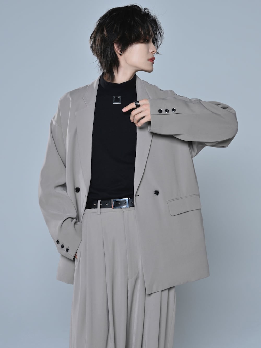 ブラック系のブーツ、ブラック系のTシャツ/カットソー、ベージュ系のテーラードジャケットを着用したメンズの冬コーディネートの5枚目の写真