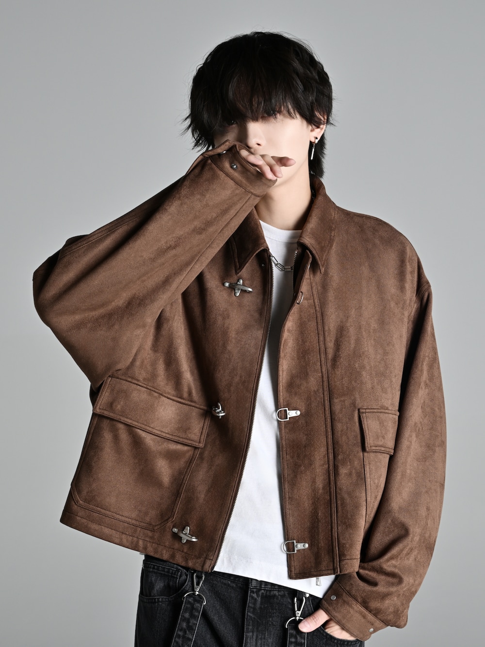 ブラック系のデニムパンツ、ブラック系のローファー、ブラウン系のブルゾンを着用したメンズの冬コーディネートの3枚目の写真